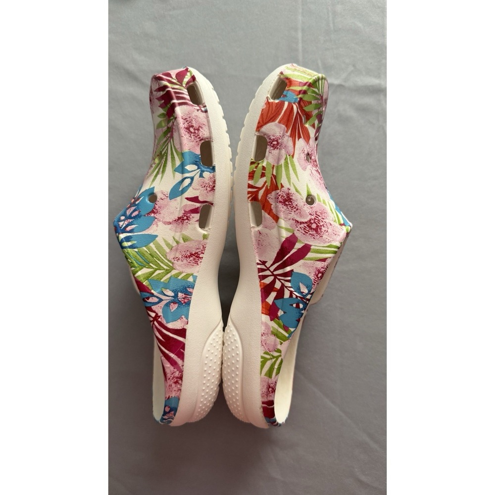 Women's Tropical/Poppy Pattern Crocs In A Size 8 Lightweight Comfortable EUC - Picture 2 of 4